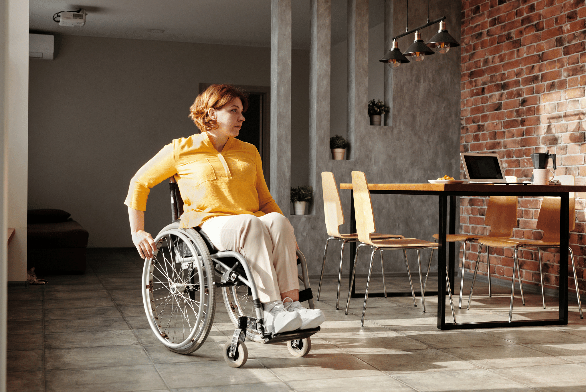 Покупка жилья инвалидам. Человек в инвалидной коляске. Девушка инвалид. Дома для людей с ограниченными возможностями. Инвалид дома.
